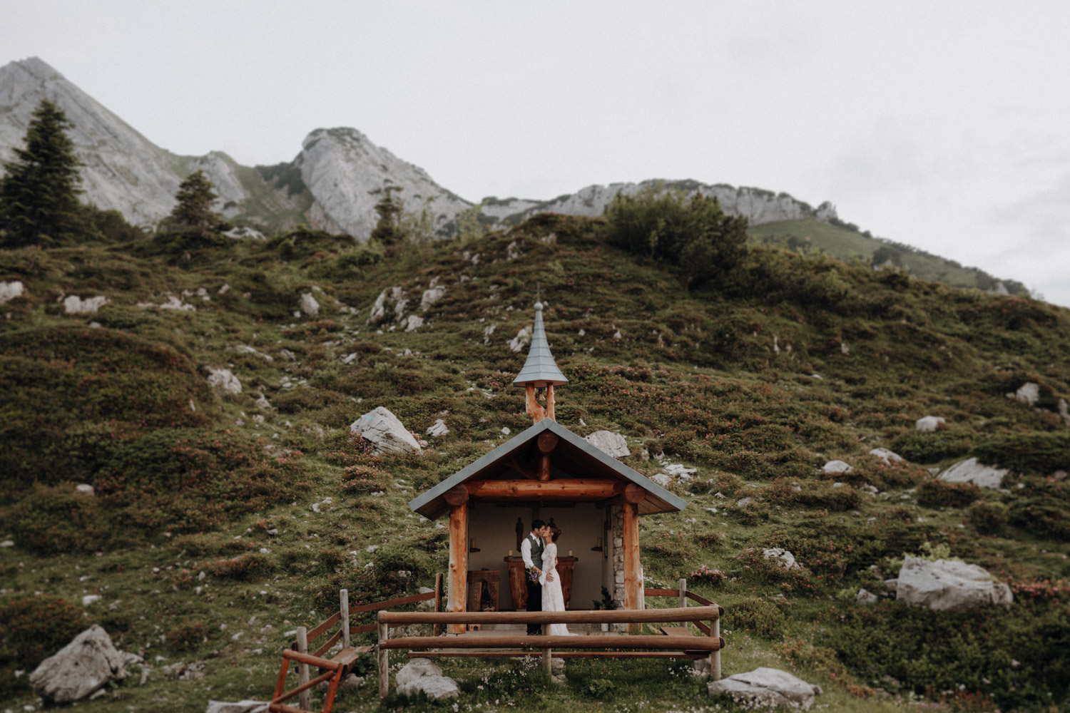 Brautpaar in der Kappelle Chäppeliberg Spilau in Uri in der Schweiz Hochzeit Hochzeitsfotografin Schweiz