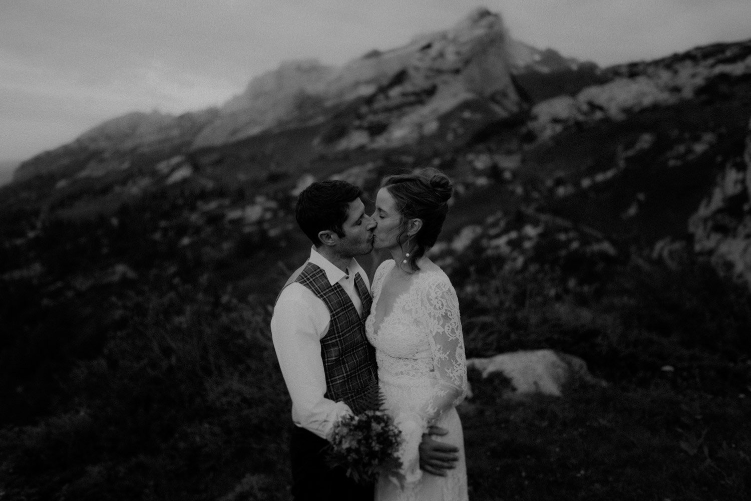 Brautpaar küsst sich in den Schweizer Bergen Alpen Abendstimmung