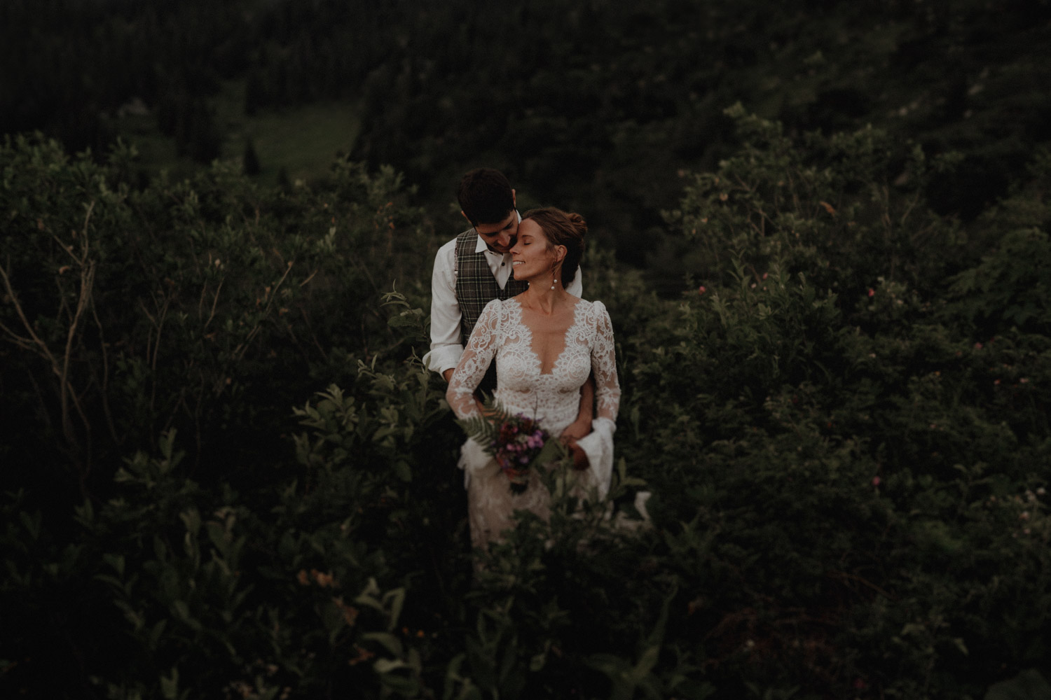 Hochzeitsfotografin Schweiz After Wedding Shooting in den Bergen in Uri auf der Alp Chäppeliberg Spilau Elopement mit Kühen Kuh an einem Bergsee