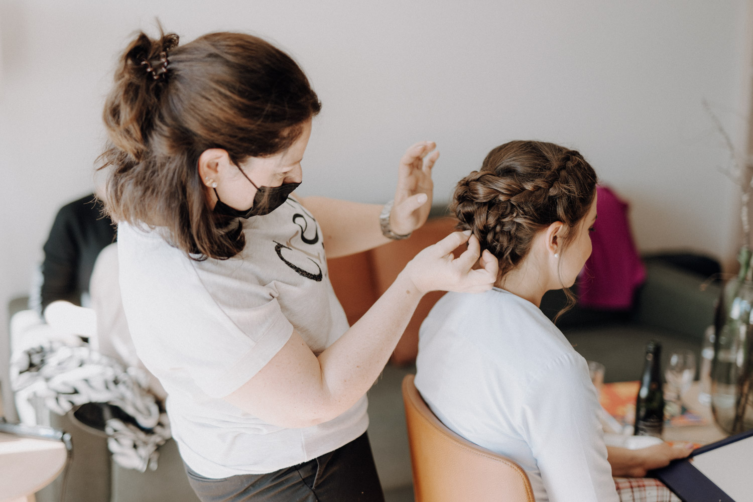 Braut beim Getting Ready Hochzeit Chaeserrugg