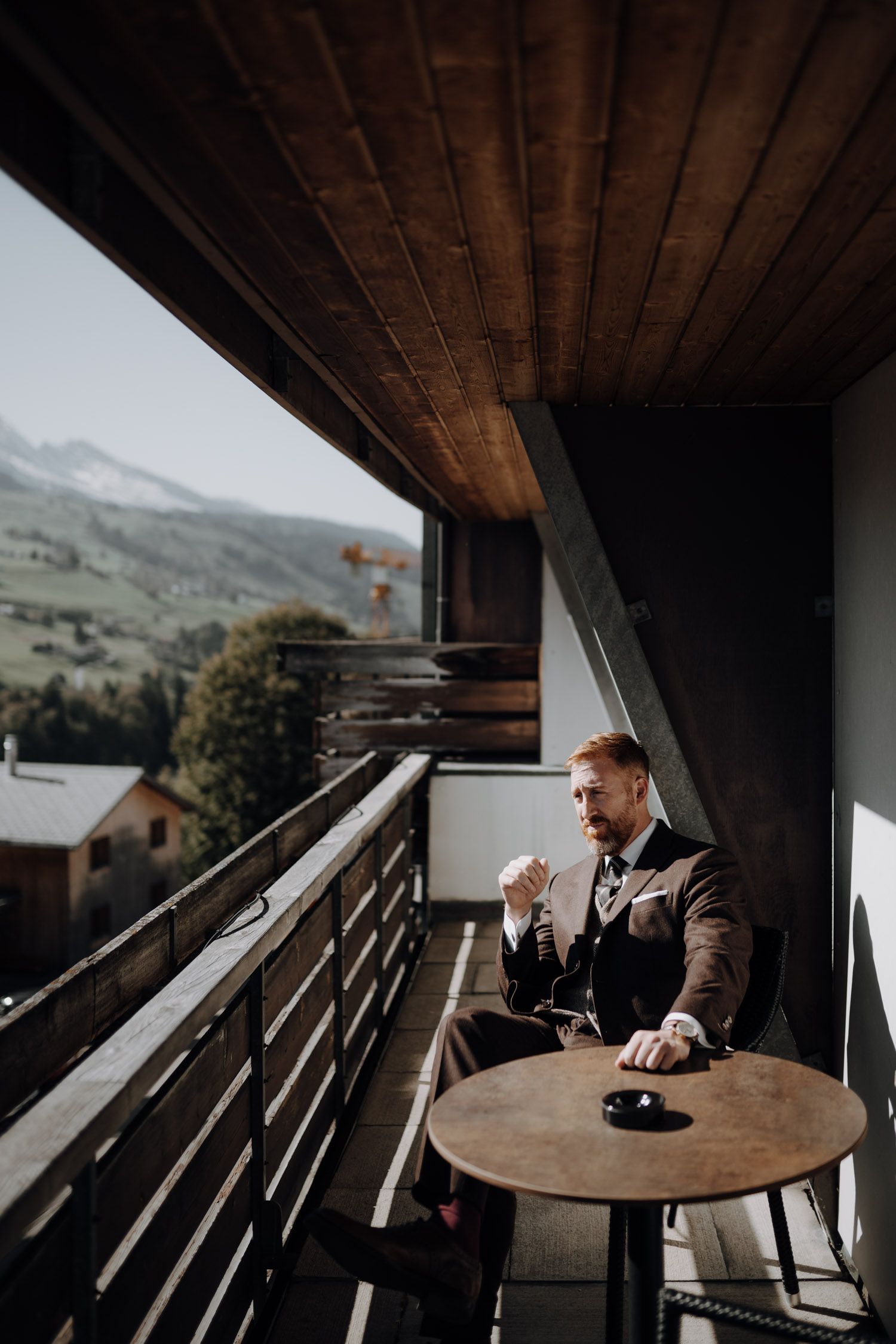 Bräutigam auf der Terrasse an einer Hochzeit auf dem Chaeserrugg