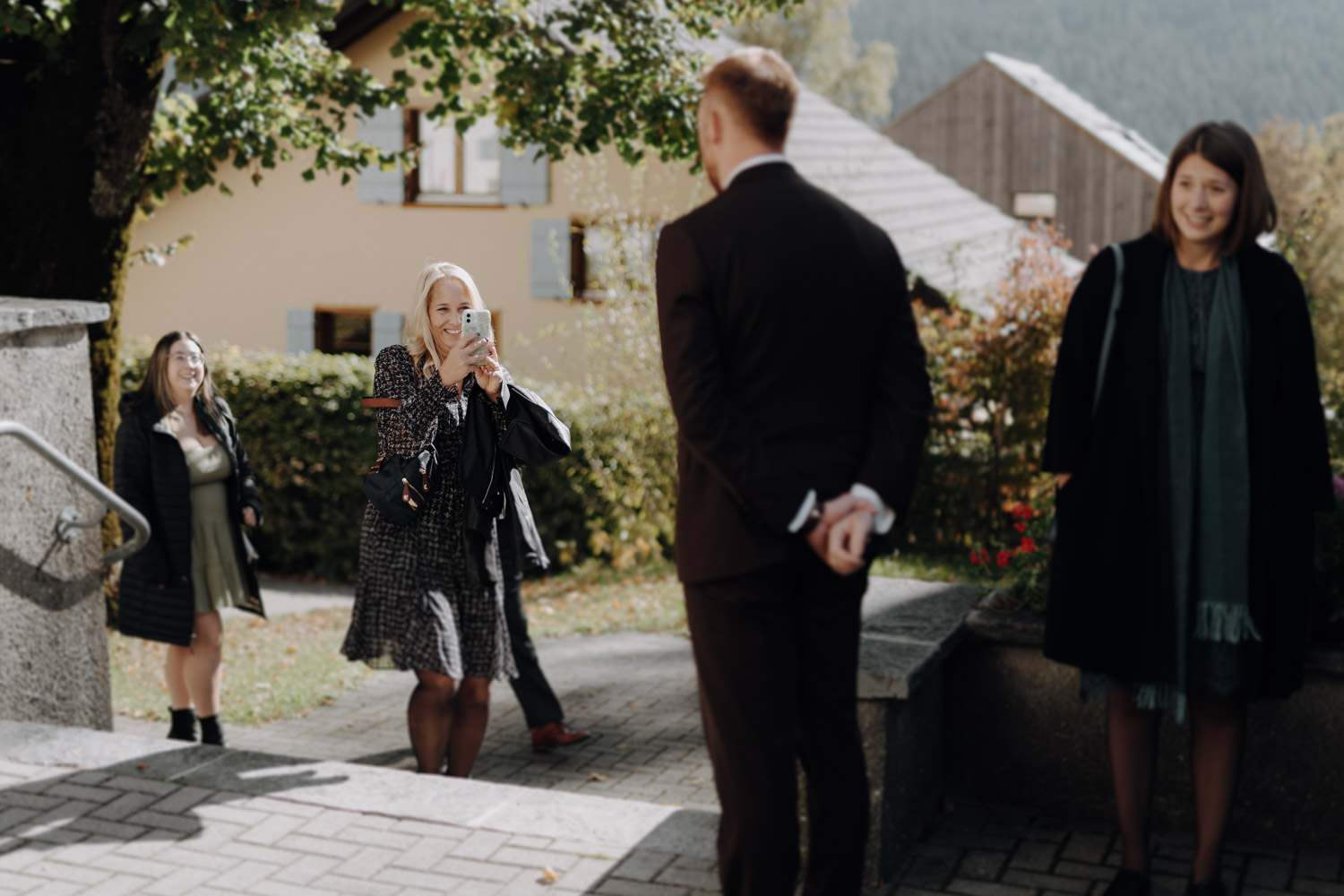 Gäste vor der Kirche bei Hochzeit auf dem Chaeserrugg Selfie