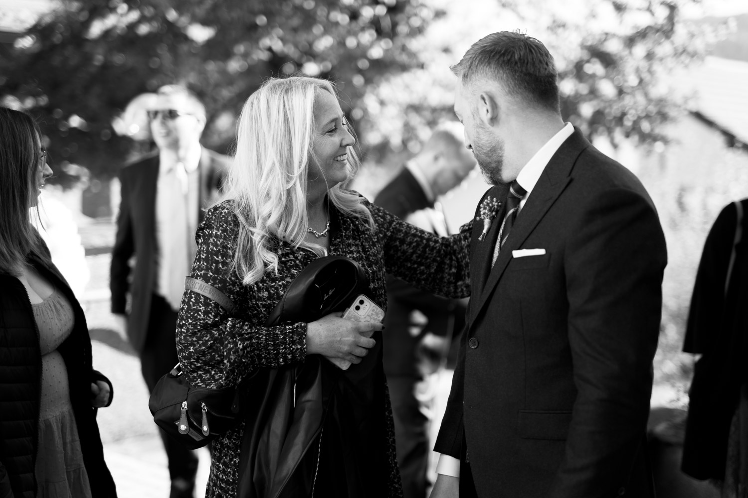 Gäste vor der Kirche bei Hochzeit auf dem Chaeserrugg