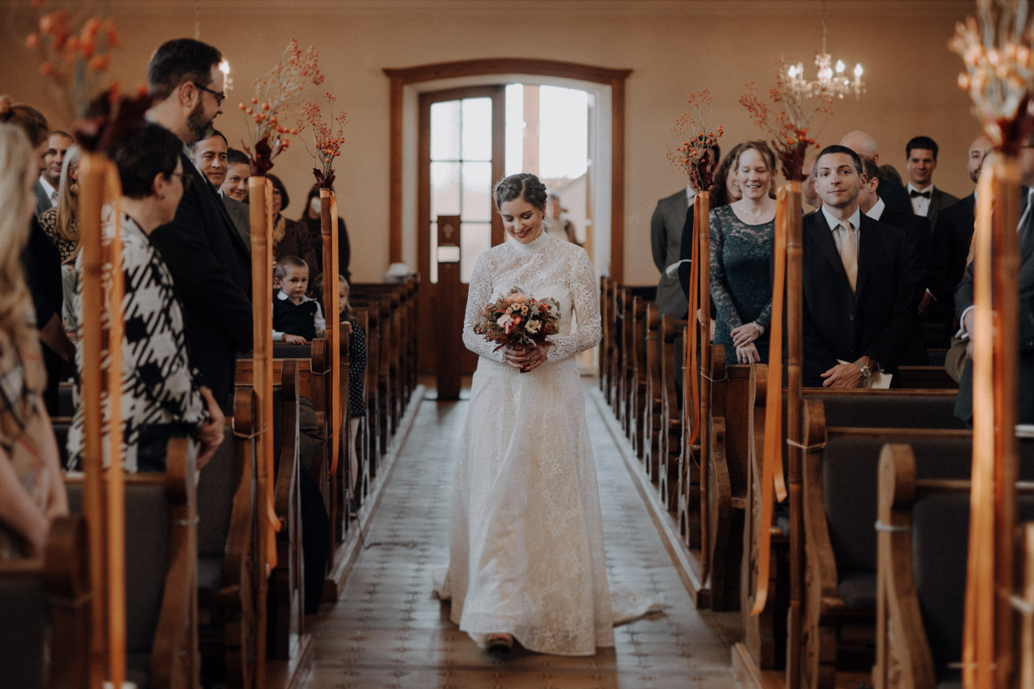 Braut beim Einzug bei Hochzeit auf dem Chaeserrugg