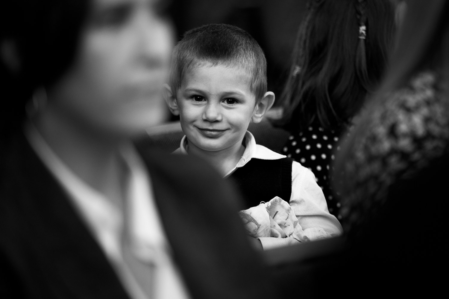 Junge in der Kirche Hochzeitsfotograf Chaeserrugg