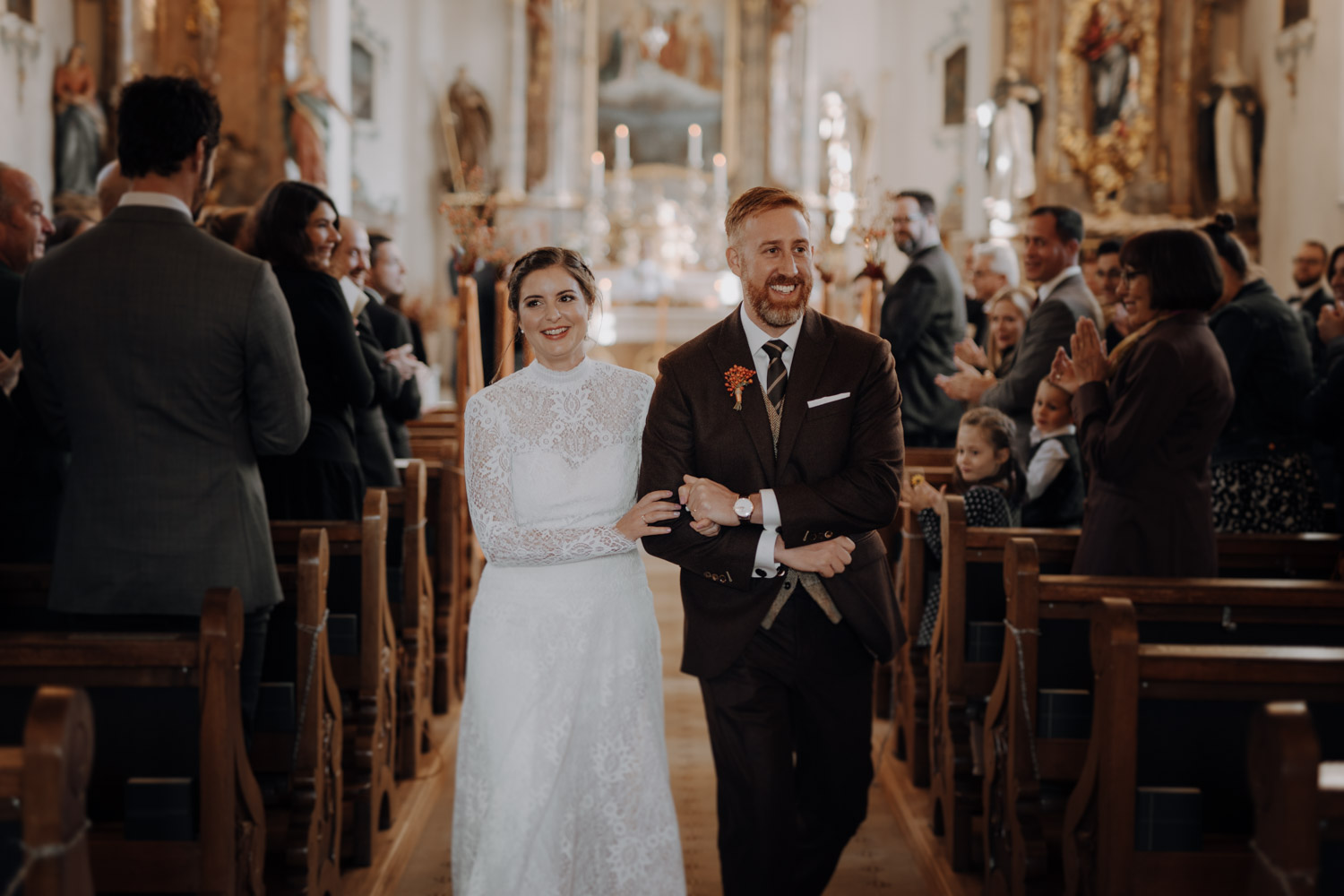 Auszug Braut und Bräutigam aus Kirche Hochzeitsfotograf