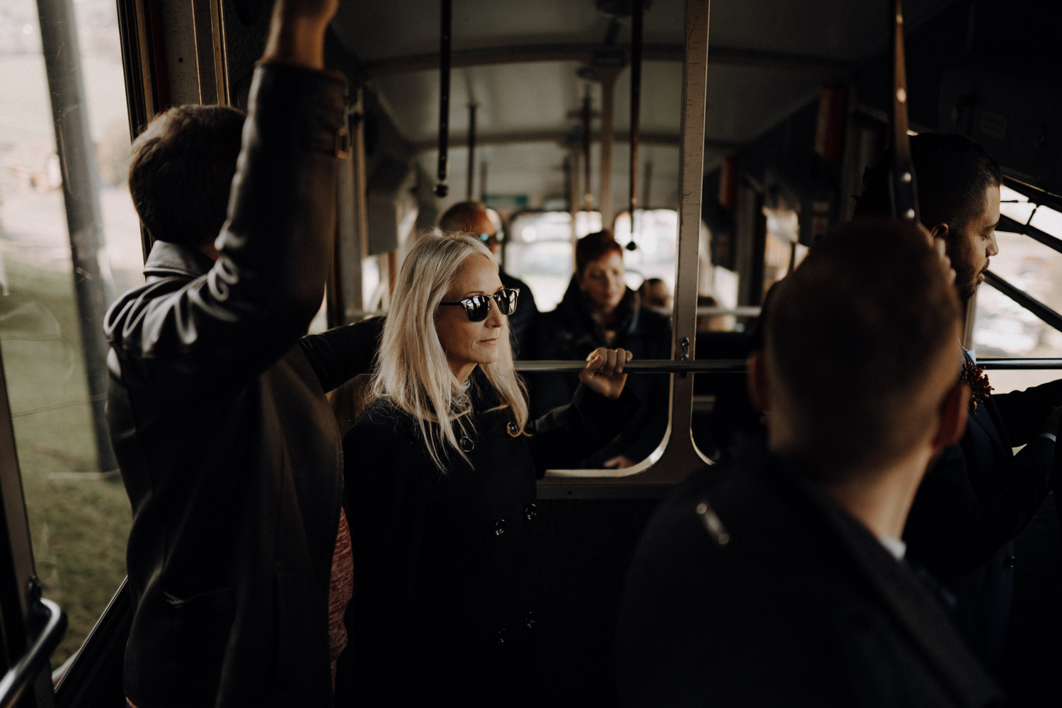 Gäste in der Seilbahn während Hochzeit auf dem Chaeserrugg