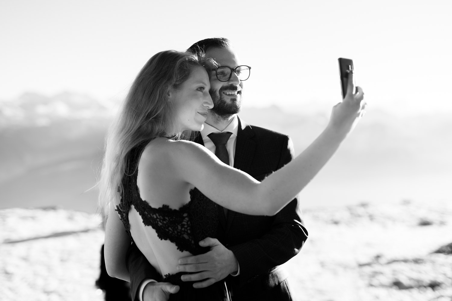 Gäste bei Hochzeit auf dem Chaeserrugg Selfie