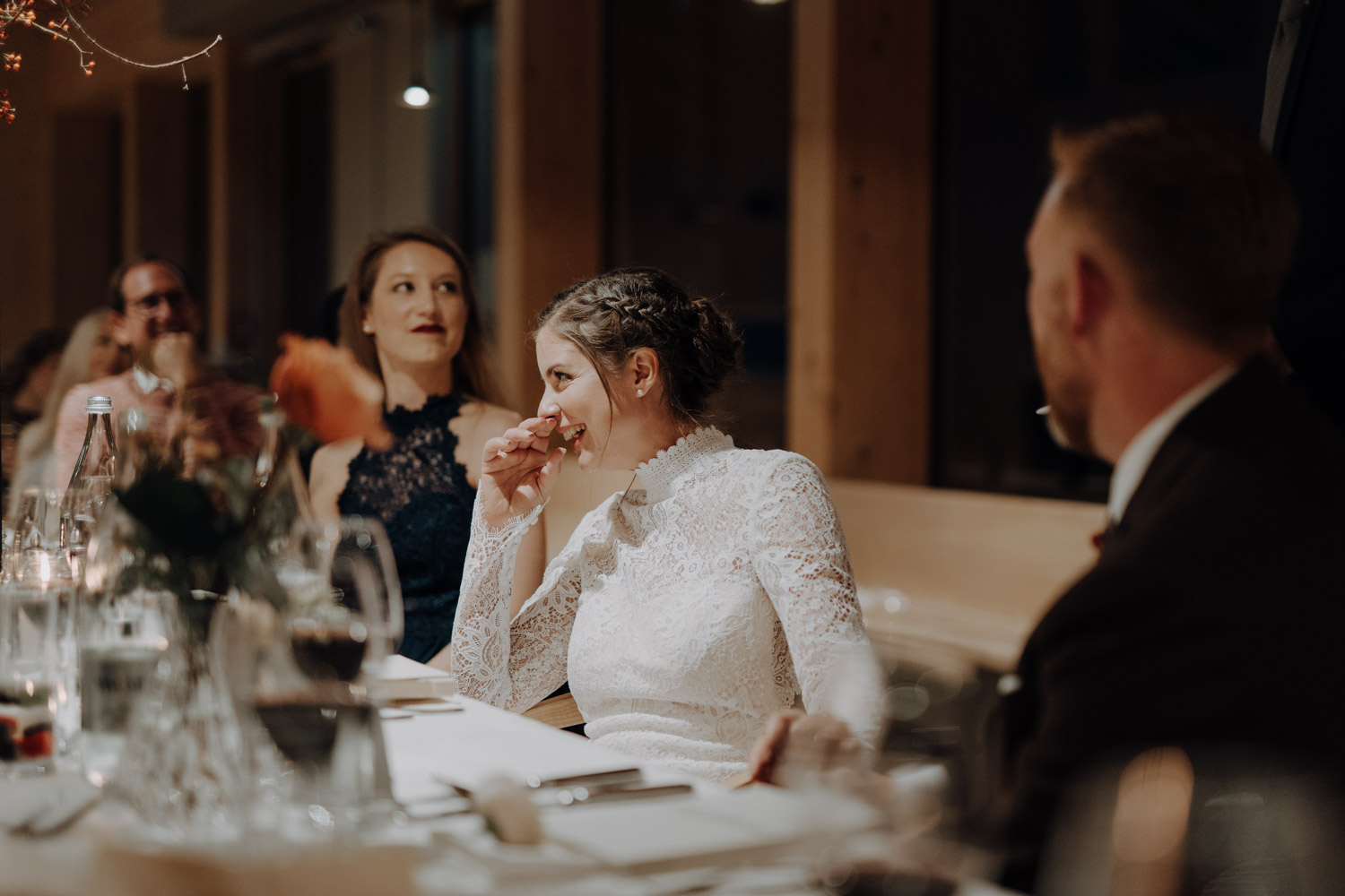 Braut lacht über Rede des Brautvaters bei Hochzeit auf Chäserrugg