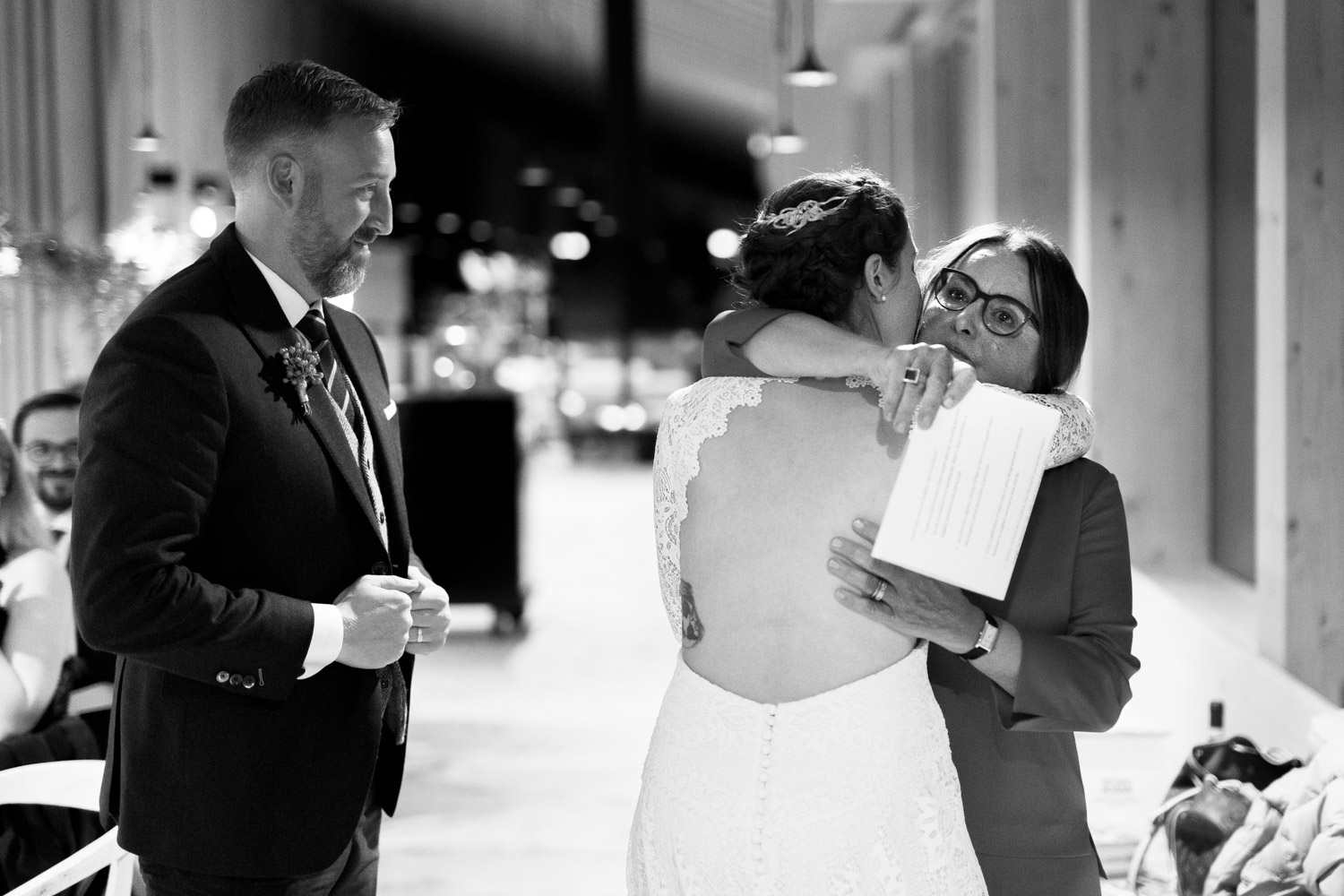 Braut umarmt Brautmutter bei Hochzeit auf Chaeserrugg