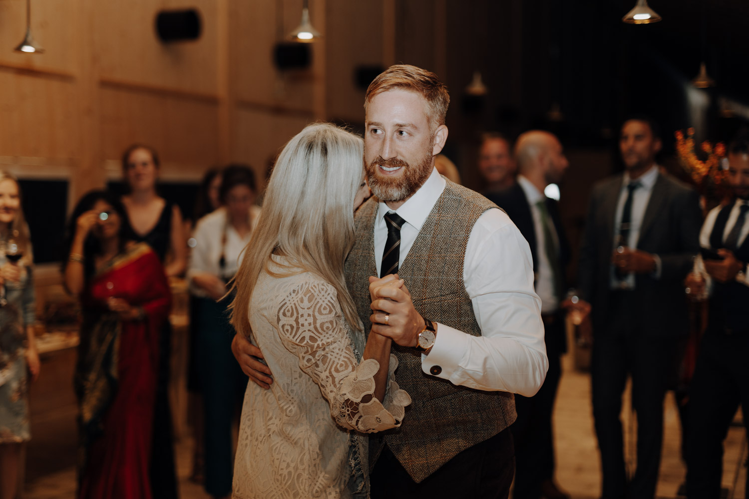 Braut und Bräutigam tanzen bei Hochzeit auf Chaeserrugg