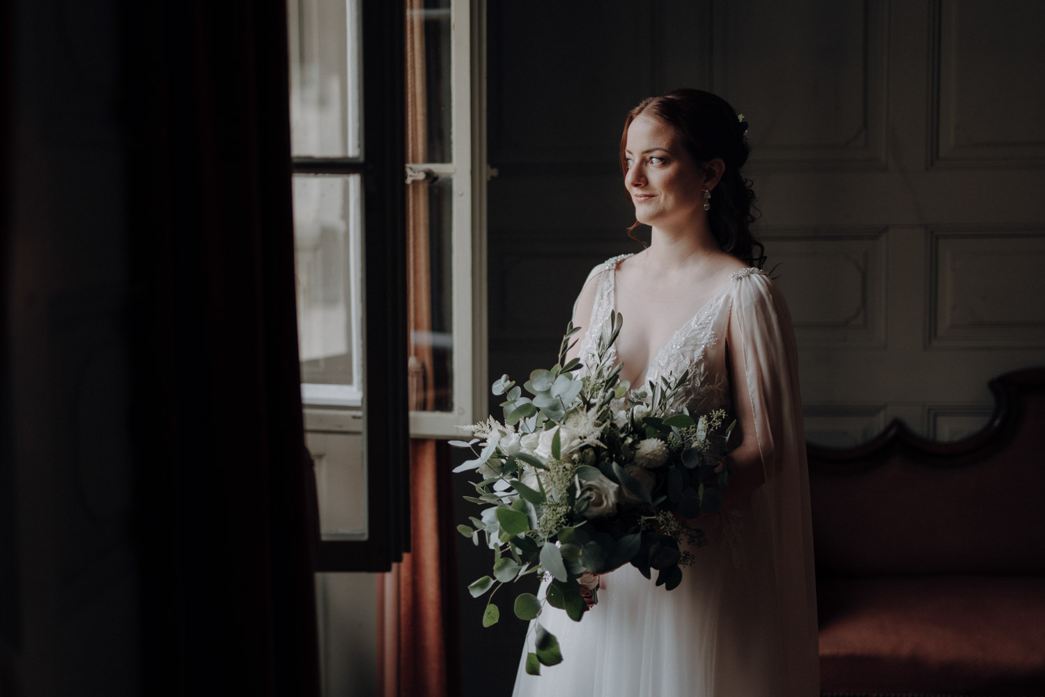 Wunderschöne Braut mit Boho Brautkleid in der Komturei Tobel am Fenster