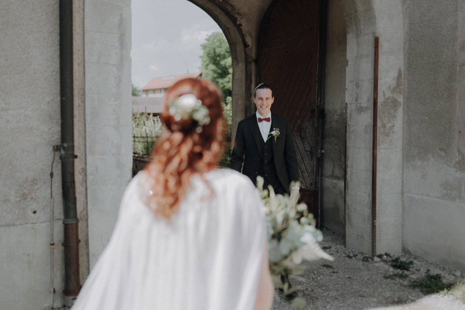 First Look von Braut und Bräutigam an einer Hochzeit in der Komturei Tobel fotografiert von Boho Hochzeitsfotografin