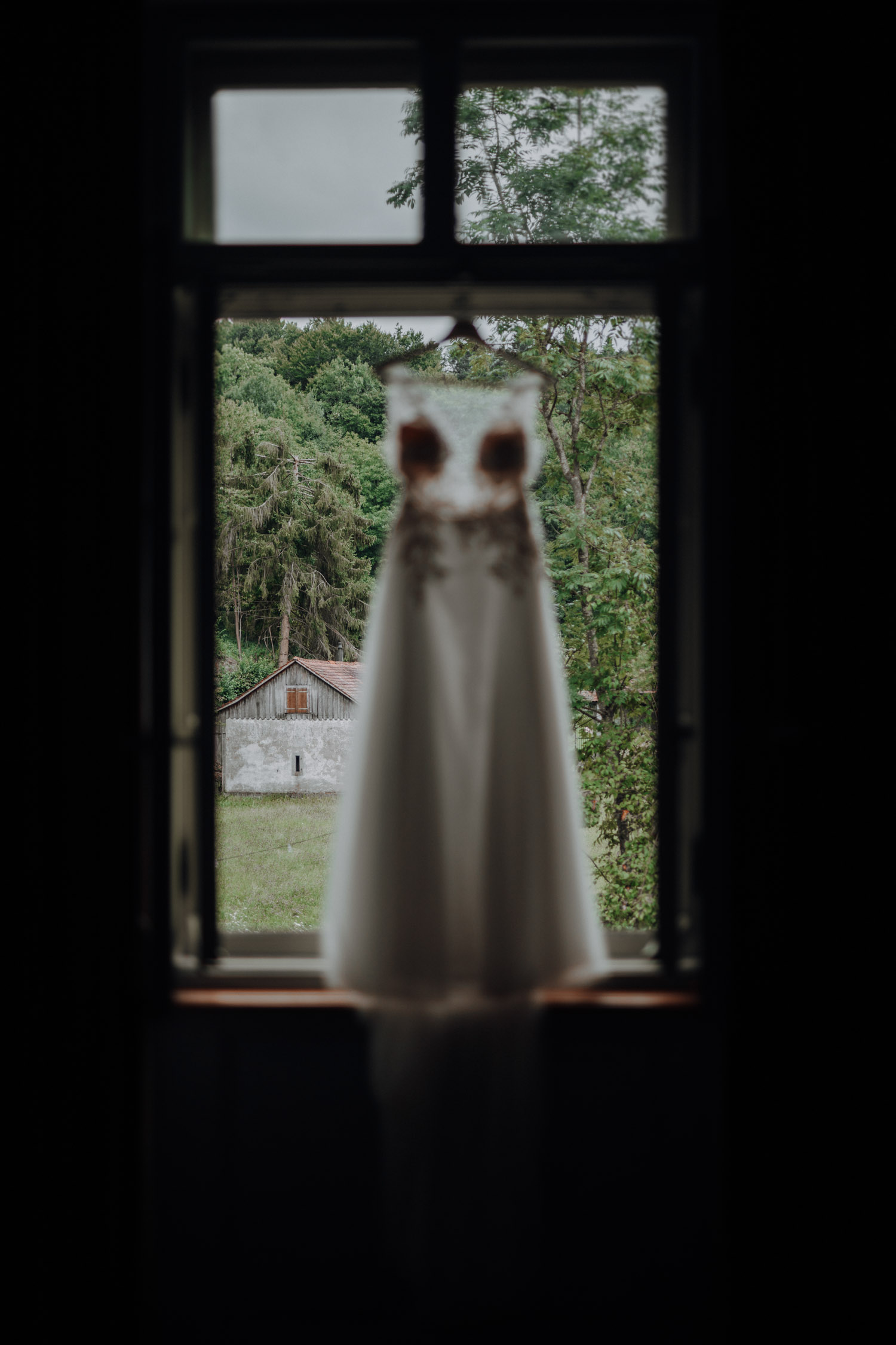 Brautkleid im Fenster Komturei Tobel
