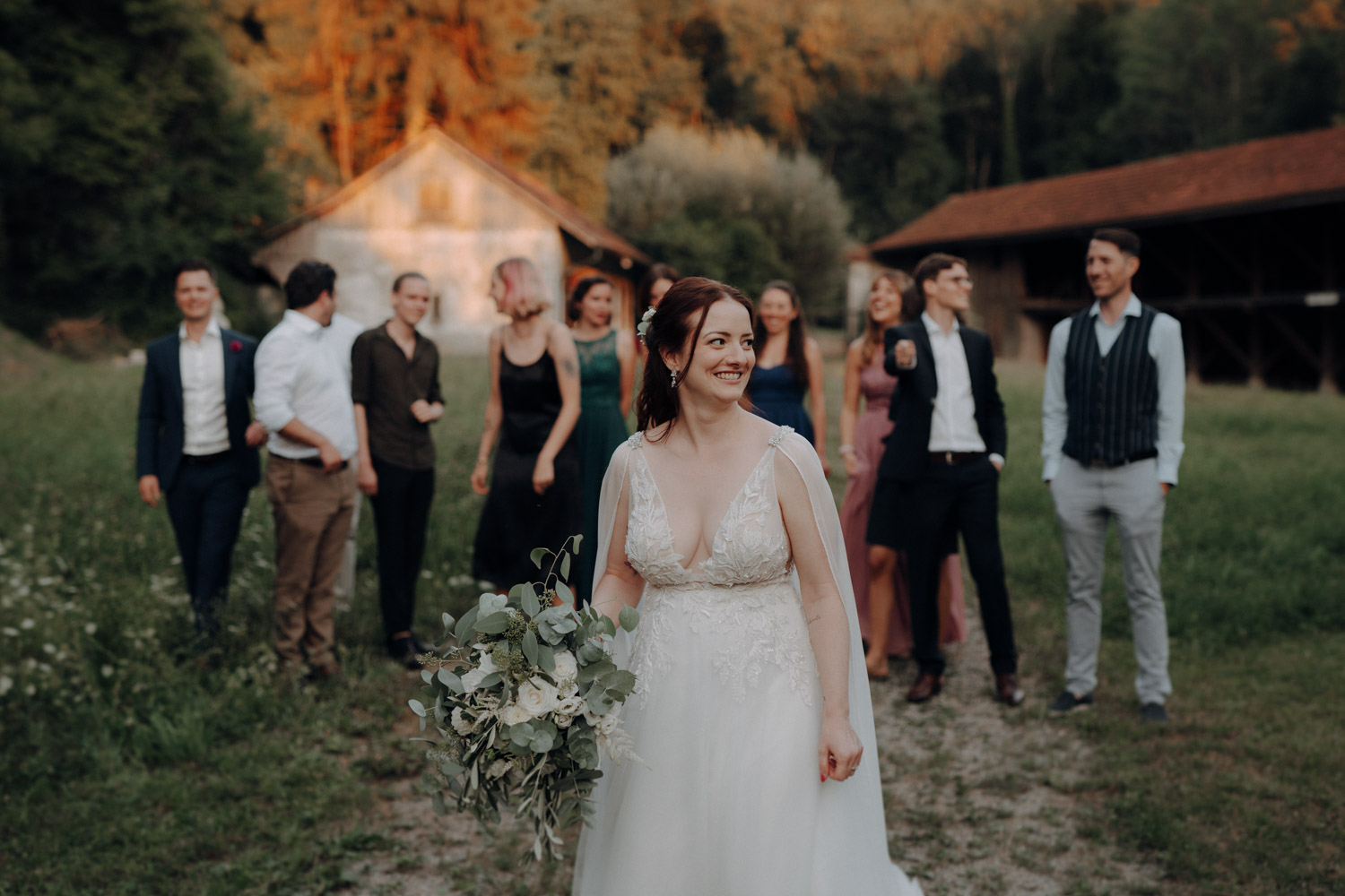 Brautstrauss werfen Braut in der Komturei Tobel Schweiz Fotografiert von einer Hochzeitsfotografin