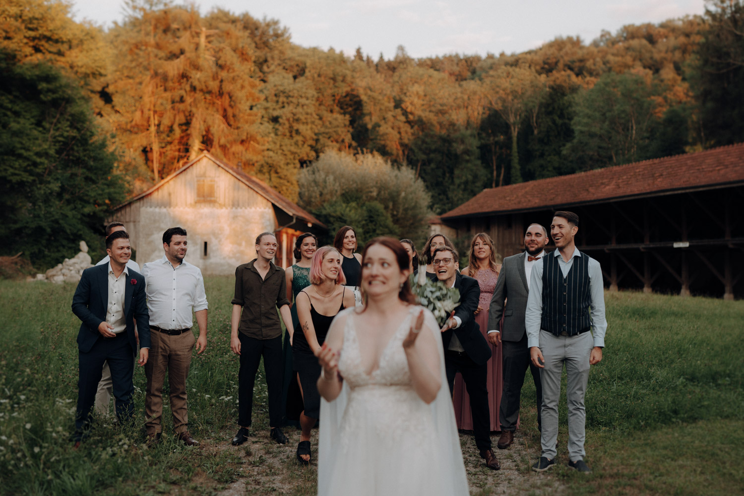 Brautstrauss werfen Braut in der Komturei Tobel Schweiz Fotografiert von einer Hochzeitsfotografin