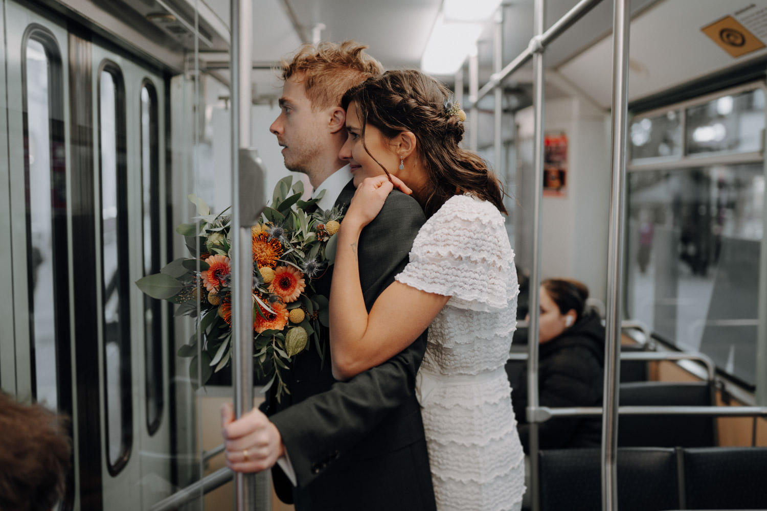 Braut und Bräutigam in einem Tram in Basel in der Schweiz fotografiert von einem Hochzeitsfotograf an einer modernen urbanen Hochzeit