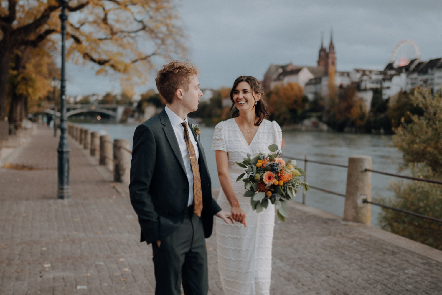 Braut und Bräutigam am Rhein in Basel an einer modernen urbanen Hochzeit