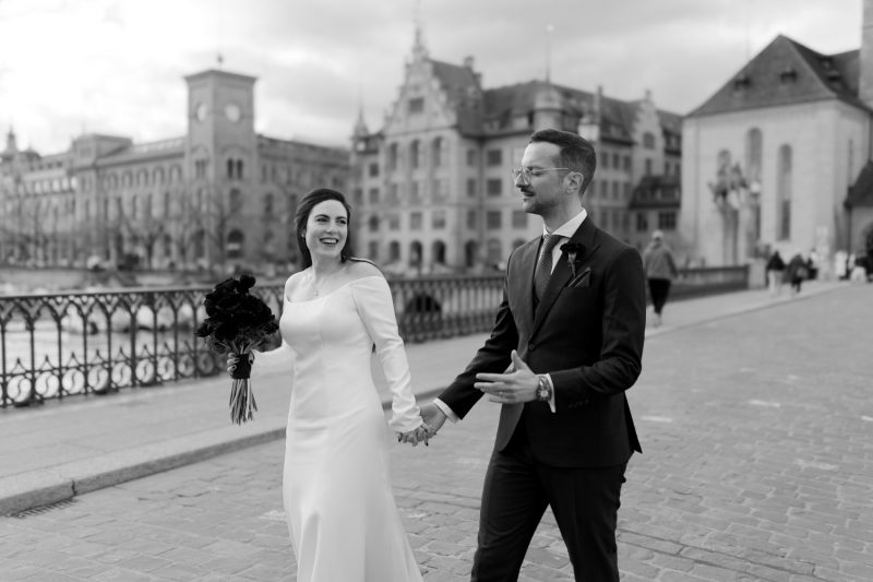 Fotoshooting Brautpaar Hochzeit Münsterbrücke Fraumünster moderne Hochzeit schlichtes Brautkleid Satin clean