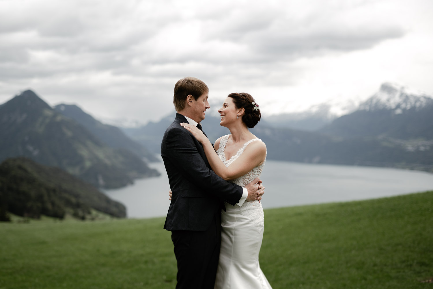 Photoshoot of bridal couple at Villa Honegg for a wedding in the Ennetbürgen chapel
