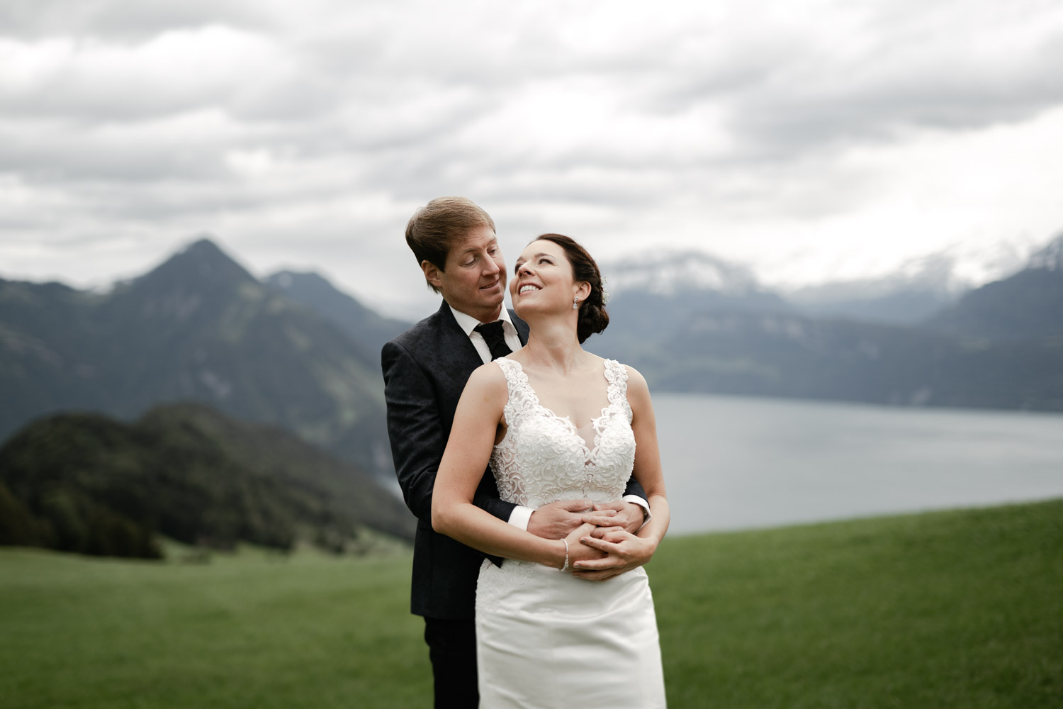 Photoshoot of bridal couple at Villa Honegg for a wedding in the Ennetbürgen chapel, beautiful views at mountains and Lake Lucerne