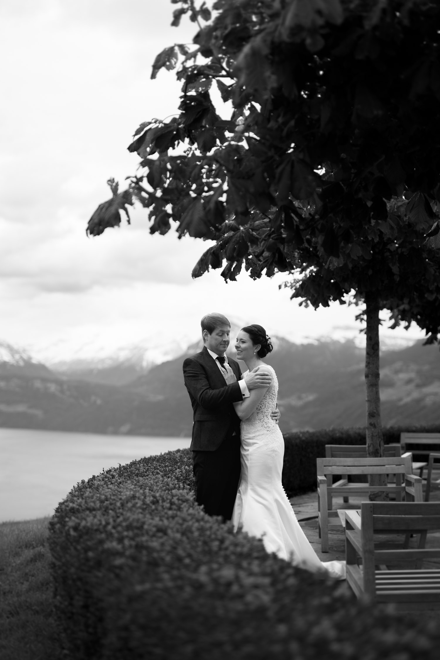 Photoshoot of bridal couple at Villa Honegg for a wedding in the Ennetbürgen chapel, beautiful views at mountains and Lake Lucerne