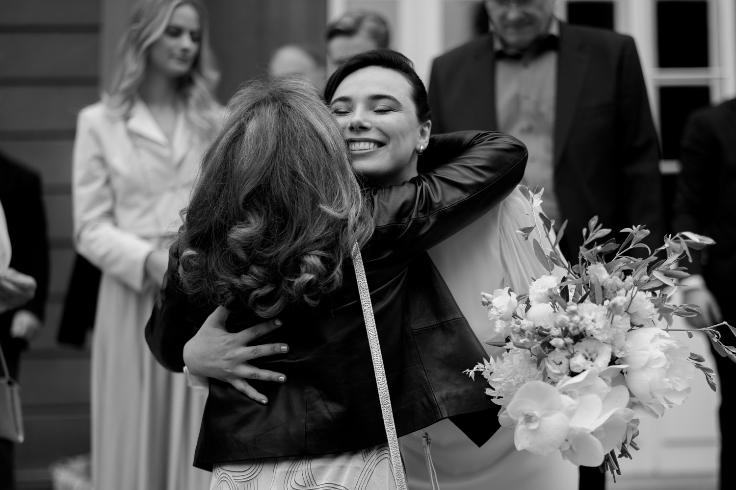 Dokumentarische Fotografie Hochzeit Braut umarmt Brautmutter