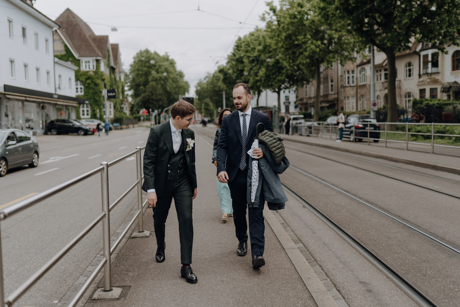 Hochzeit in der Stadt Basel Brautpaar fährt mit dem Tram