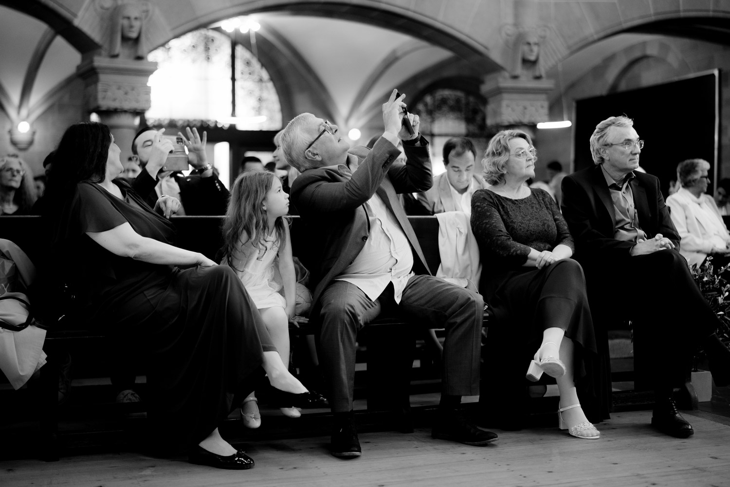 Hochzeit Paulus Kirche Basel Hochzeitsfotograf dokumentarisch Gäste mit Smartphones