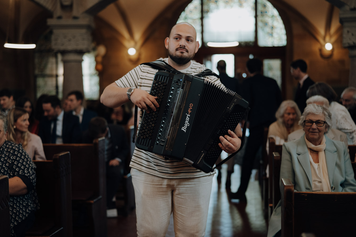 Hochzeit Paulus Kirche Basel Hochzeitsfotograf dokumentarisch Ziehharmonika Handorgel