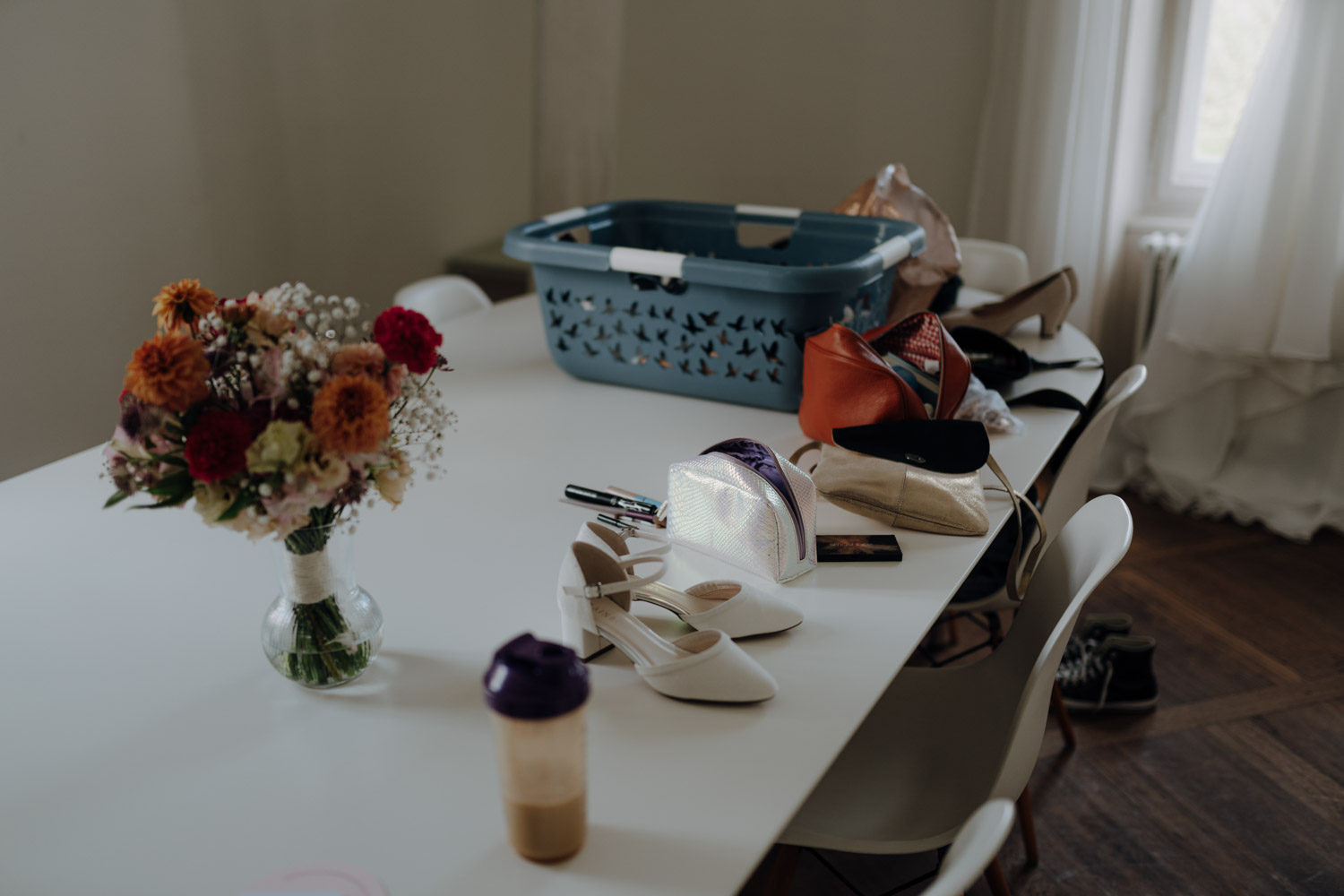 Chaos bei einer Hochzeit beim Getting Ready Hochzeitsfotograf Schweiz