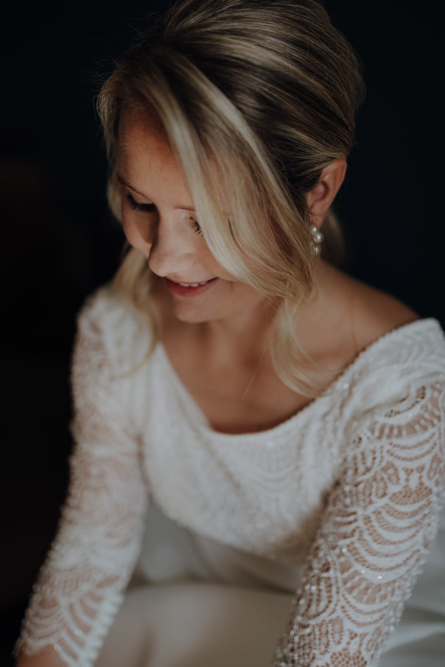 Braut beim Getting Ready einer Hochzeit in Bern in der Schweiz Hochzeitsfotograf Schweiz