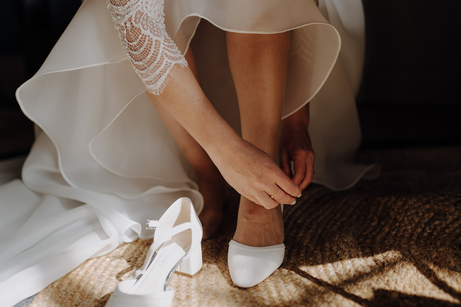 Braut zieht sich die Schuhe an bei Hochzeit in Bern Schweiz Hochzeitsfotograf