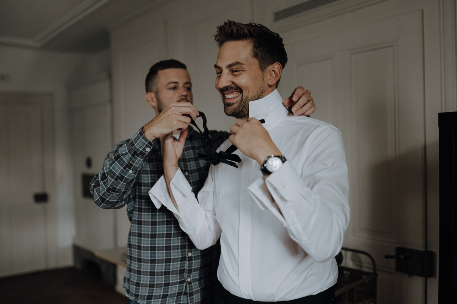 Getting Ready des Bräutigams bei einer Hochzeit im Restaurant Schöngrün in Bern Schweiz