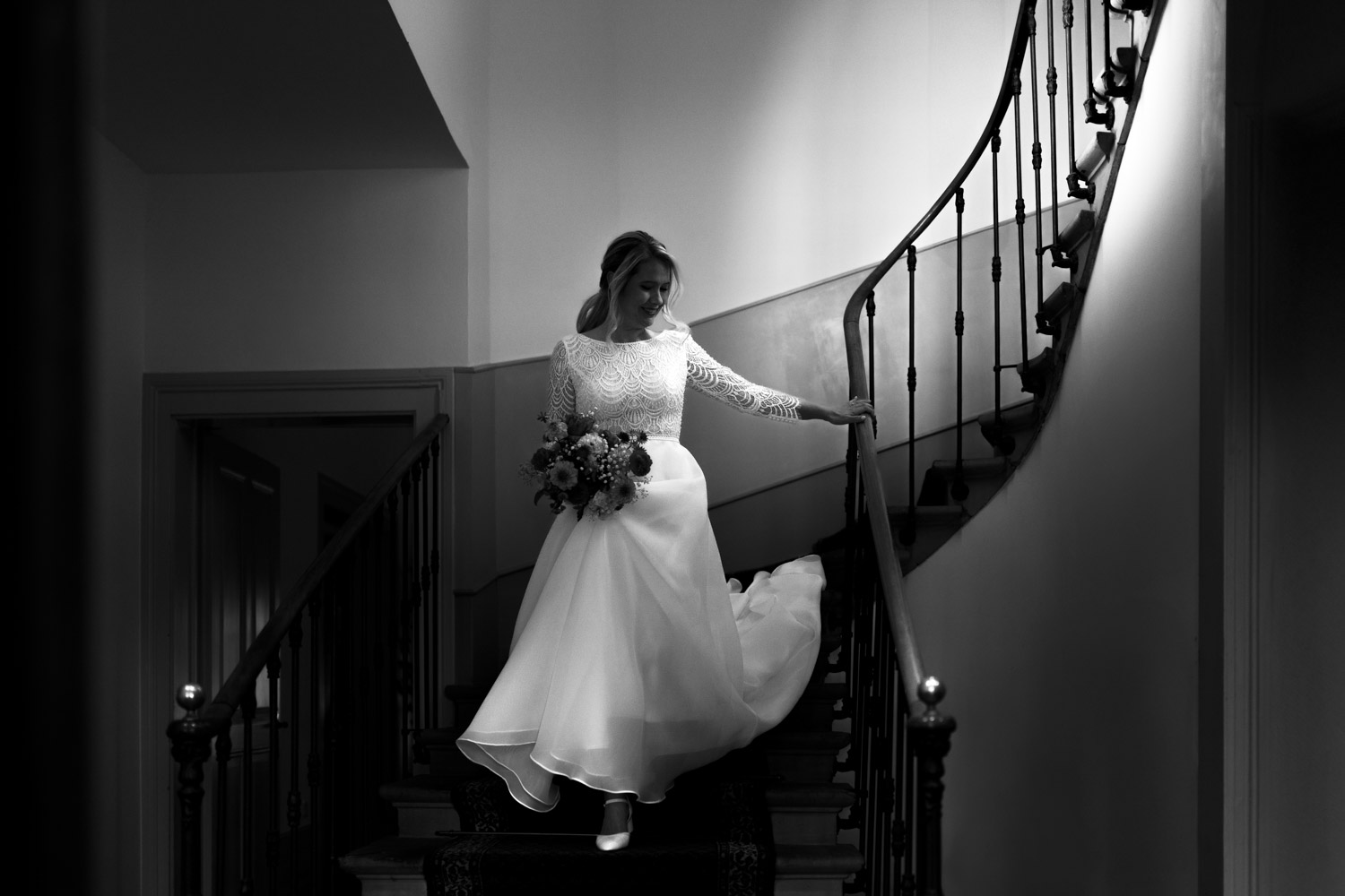 Braut kommt die Treppe herunter bei Hochzeit Bern Schweiz Hochzeitsfotograf