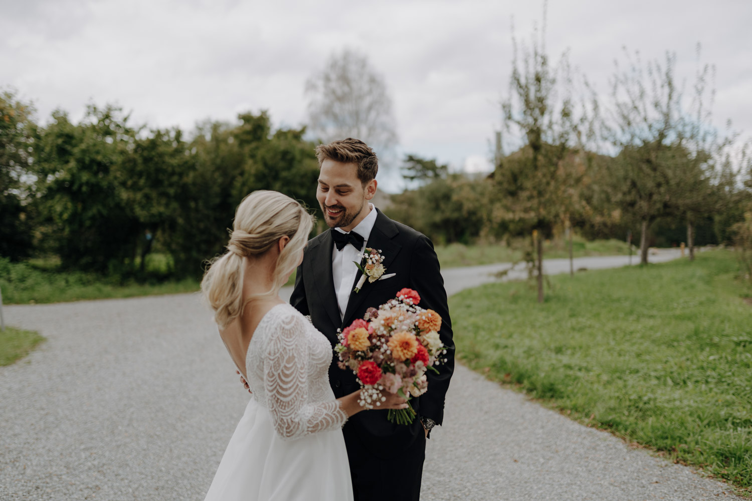 First Look bei einer Hochzeit im Restaurant Schöngrün Bern Schweiz Hochzeitsfotograf