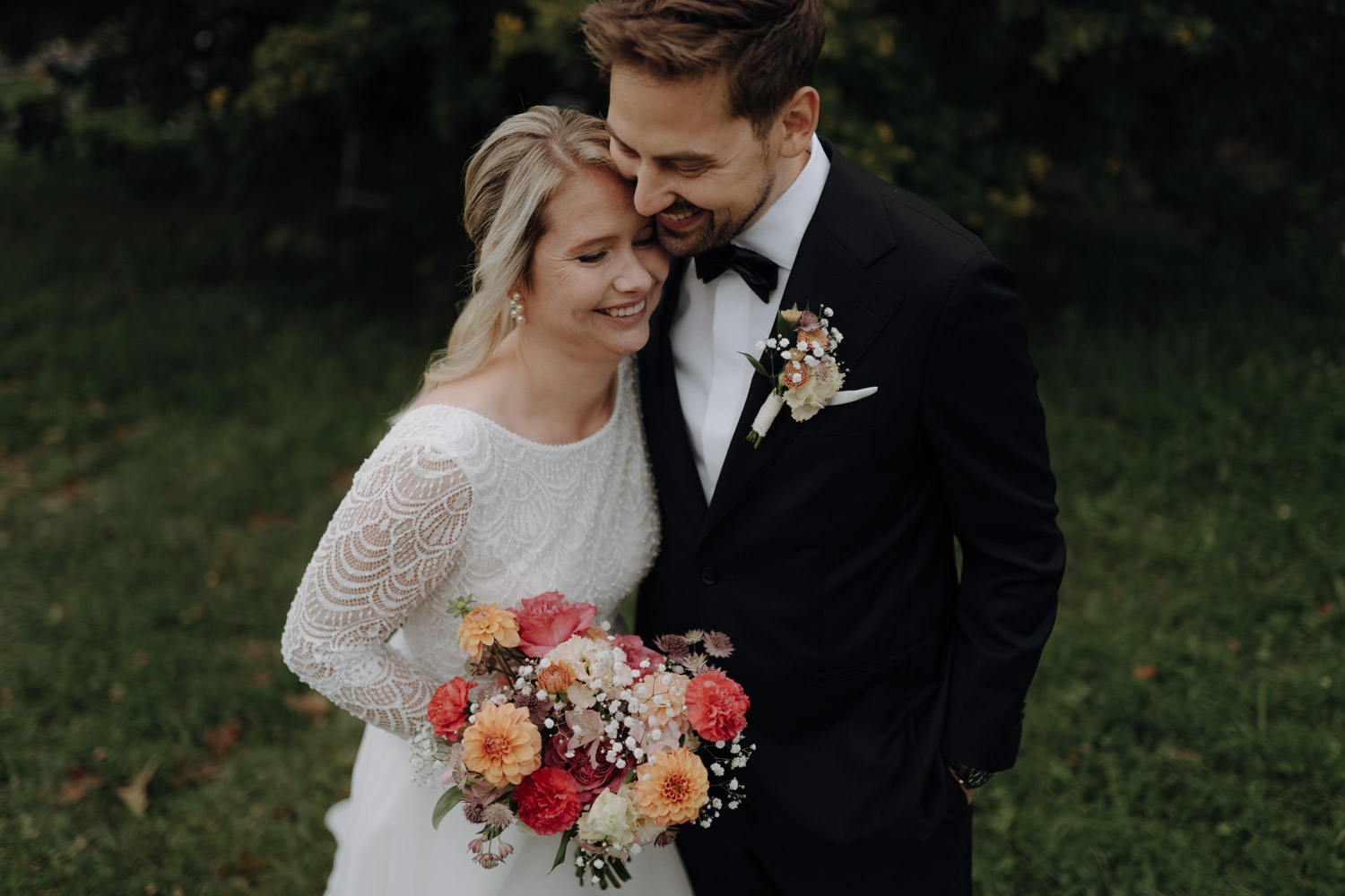 Lustiges Paarshooting bei einer Hochzeit in Bern bester Hochzeitsfotograf Schweiz