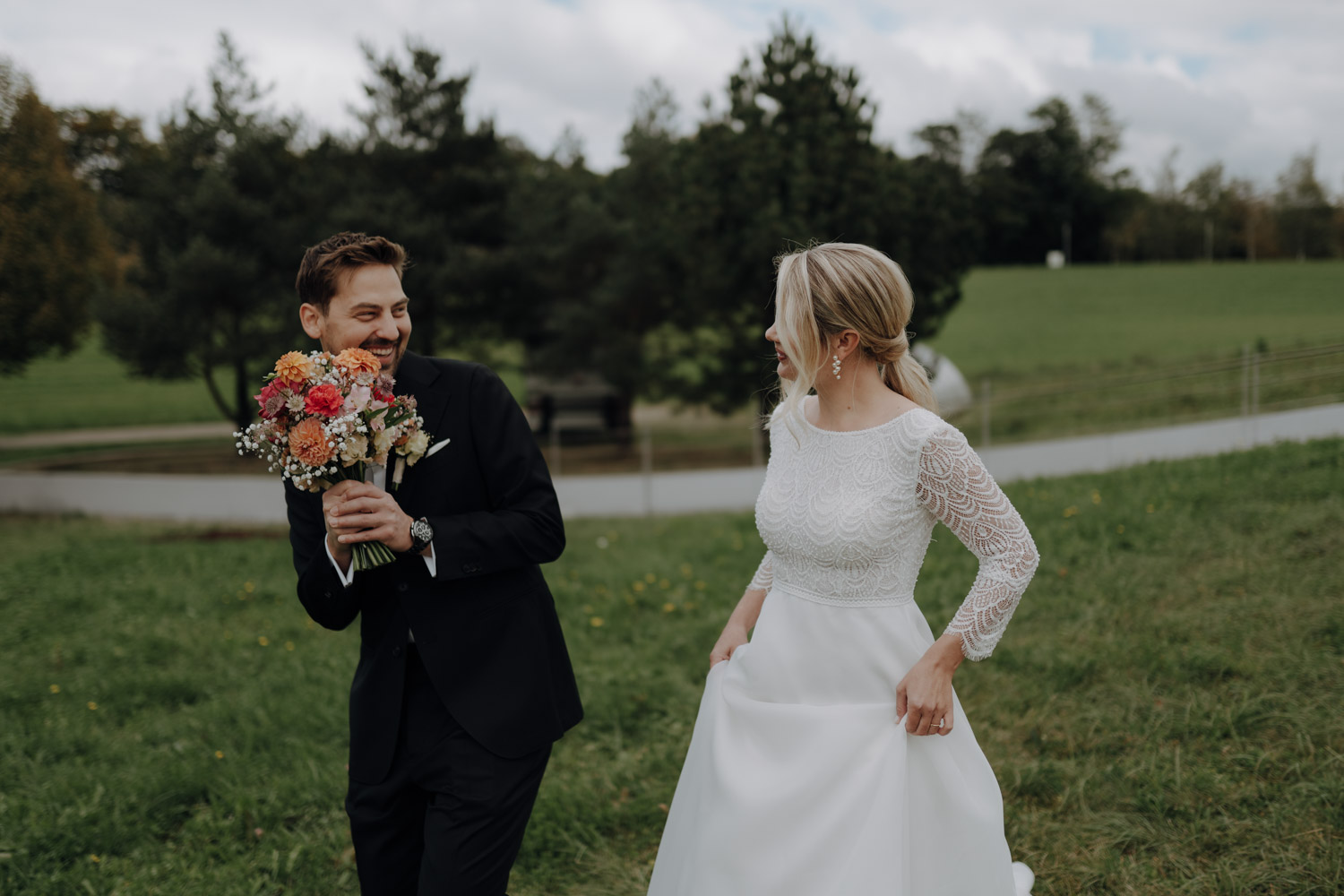 Lustiges Paarshooting bei einer Hochzeit in Bern bester Hochzeitsfotograf Schweiz