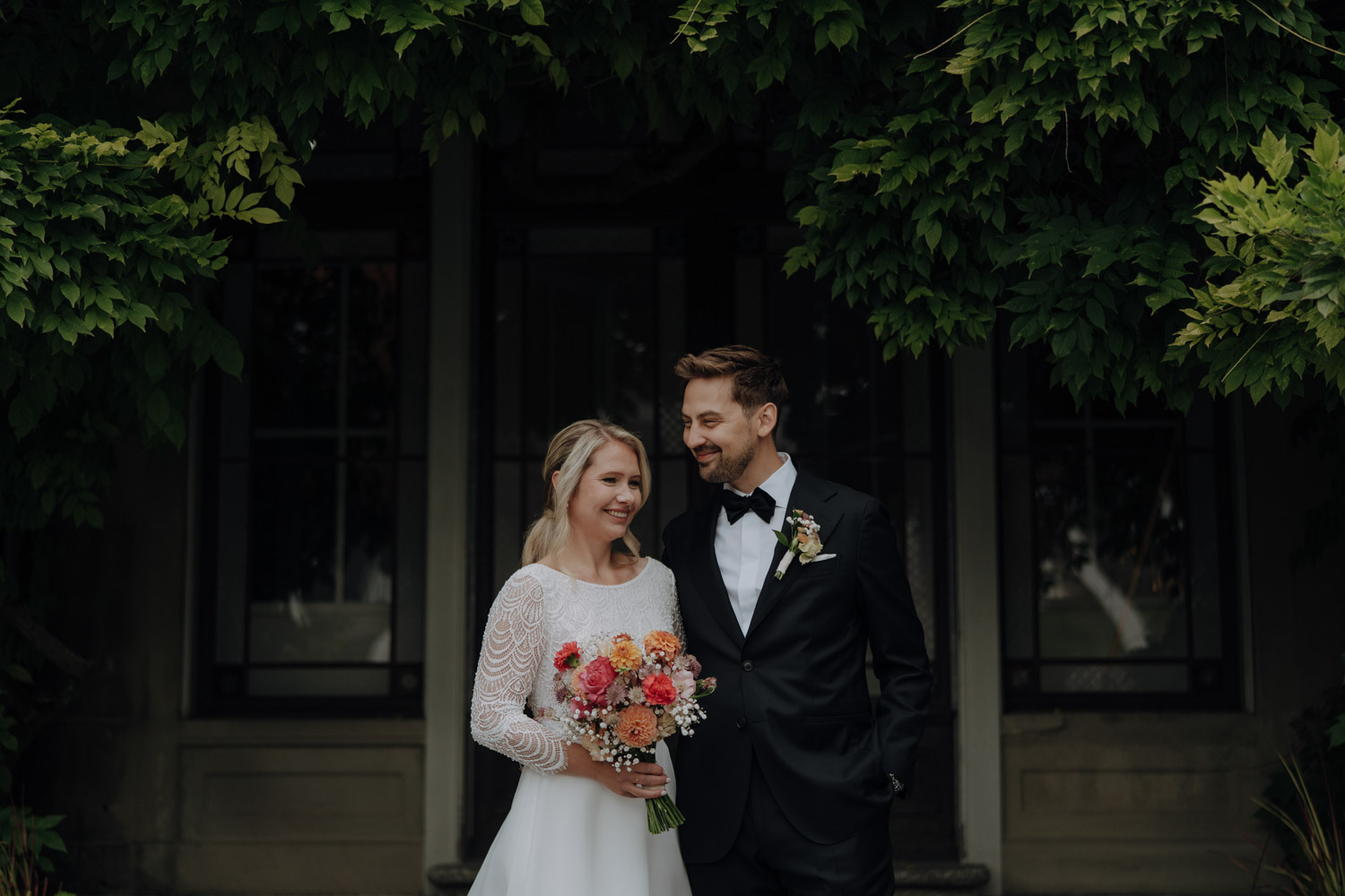 Lustiges Paarshooting bei einer Hochzeit in Bern bester Hochzeitsfotograf Schweiz