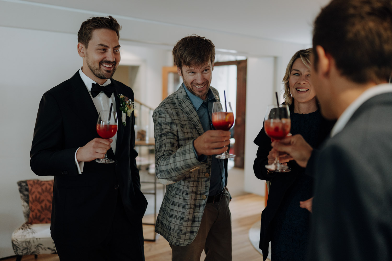 Gäste beim Empfang einer Hochzeit im Restaurant Schöngrün in Bern fotografiert von bestem Hochzeitsfotograf Schweiz