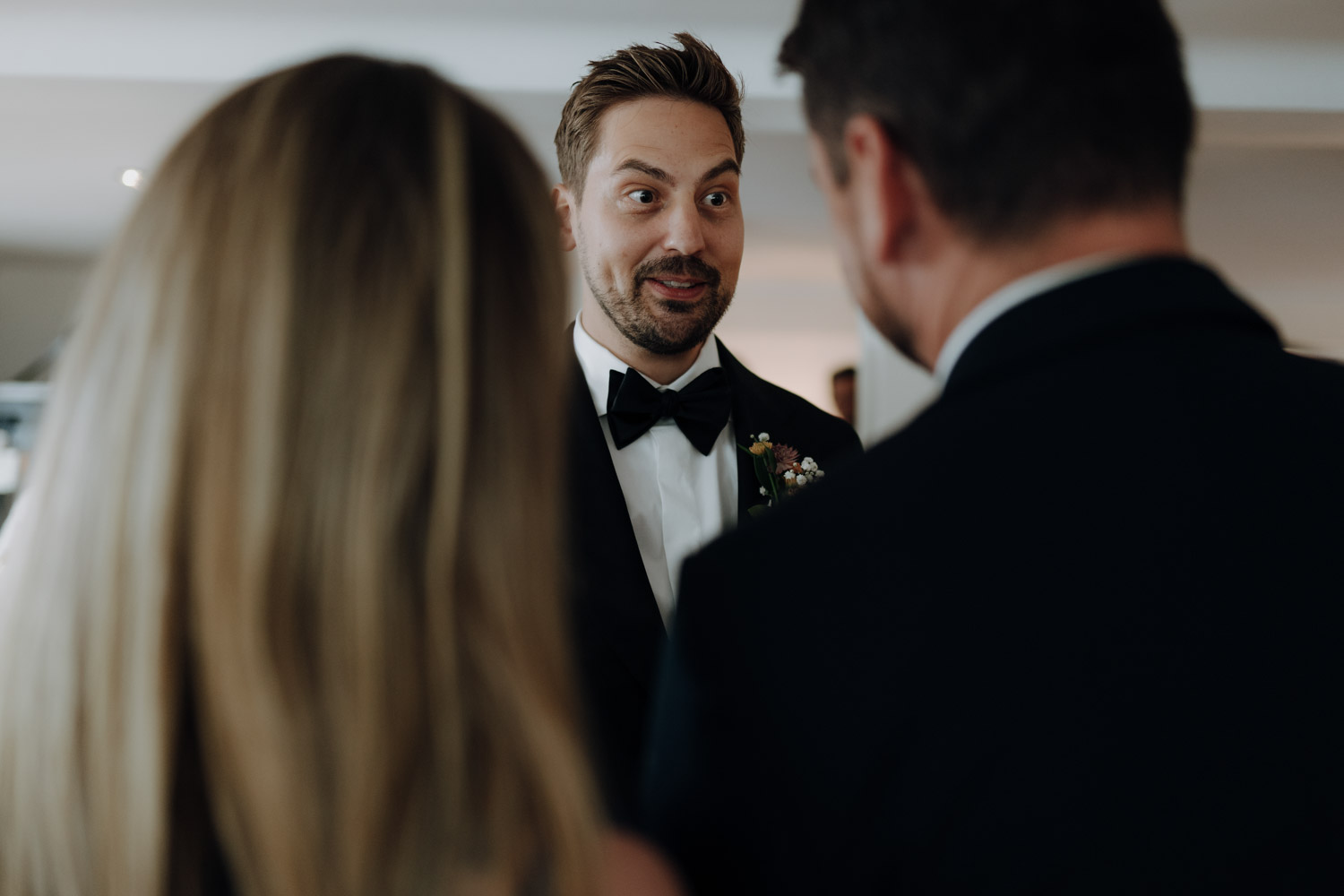 Gäste beim Empfang einer Hochzeit im Restaurant Schöngrün in Bern fotografiert von bestem Hochzeitsfotograf Schweiz