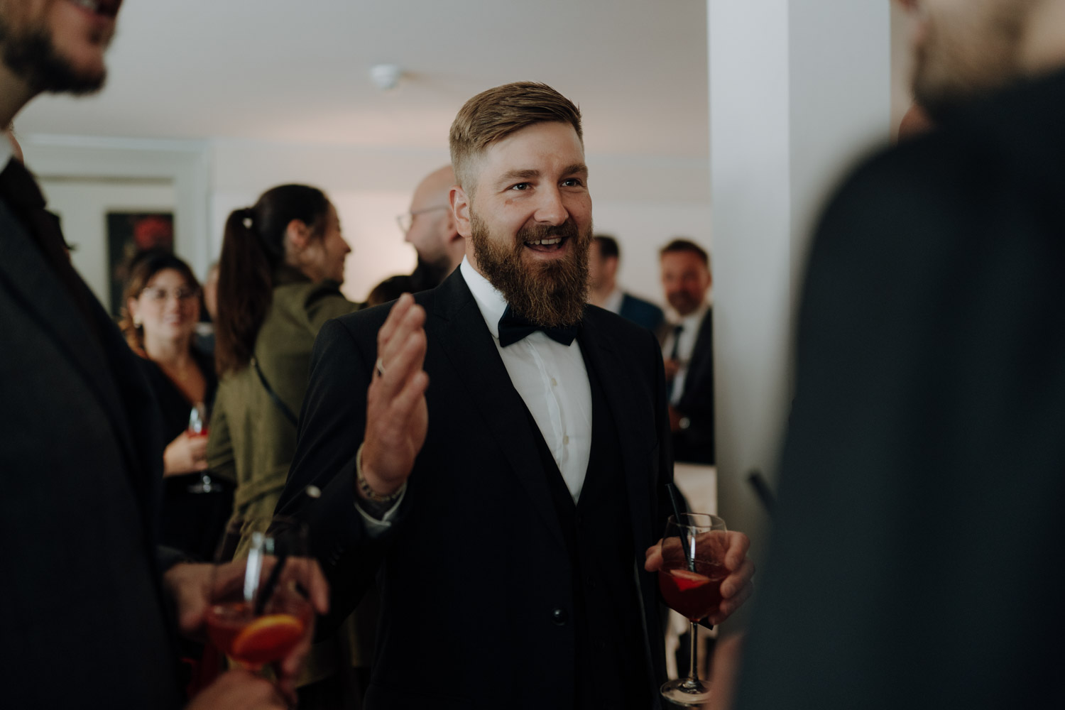 Gäste beim Empfang einer Hochzeit im Restaurant Schöngrün in Bern fotografiert von bestem Hochzeitsfotograf Schweiz