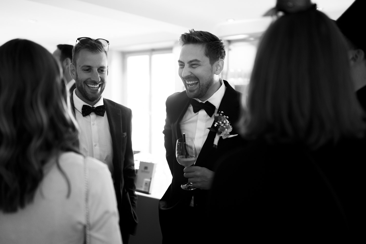 Gäste beim Empfang einer Hochzeit im Restaurant Schöngrün in Bern fotografiert von bestem Hochzeitsfotograf Schweiz