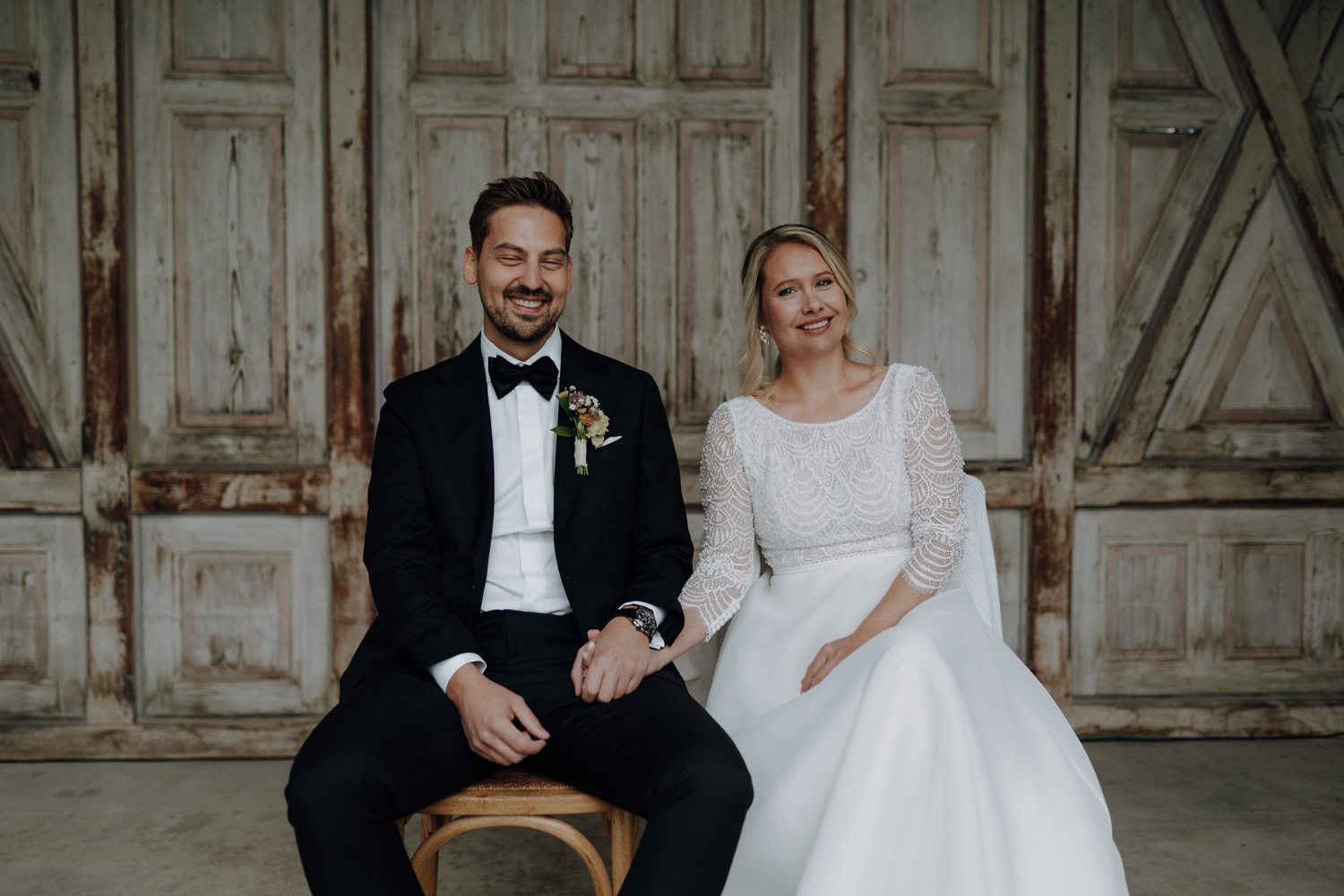 Brautpaar bei emotionaler freier Trauung einer Hochzeit im Restaurant Schöngrün in Bern fotografiert von bestem Hochzeitsfotograf Schweiz