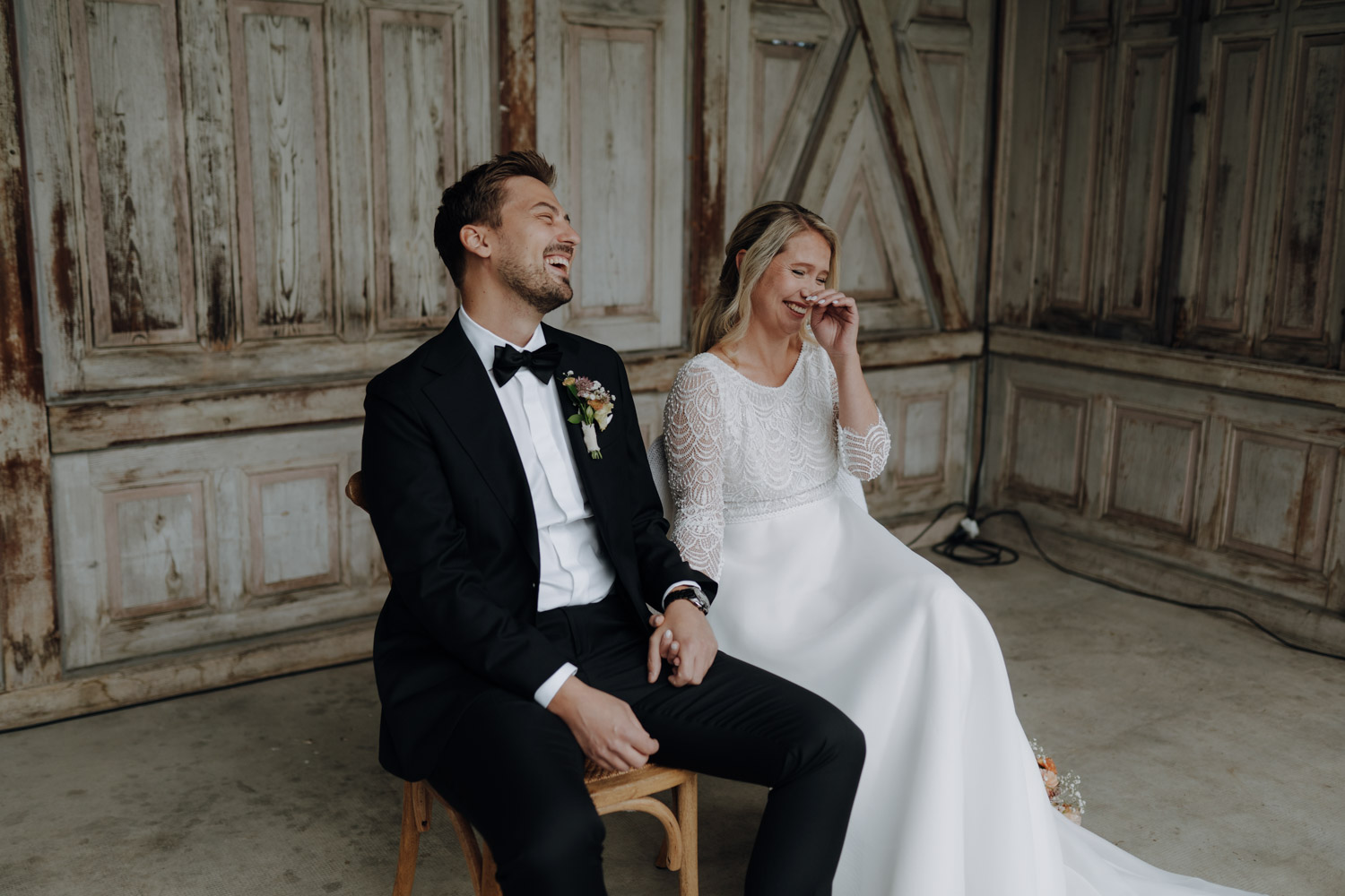 Brautpaar bei emotionaler freier Trauung einer Hochzeit im Restaurant Schöngrün in Bern fotografiert von bestem Hochzeitsfotograf Schweiz