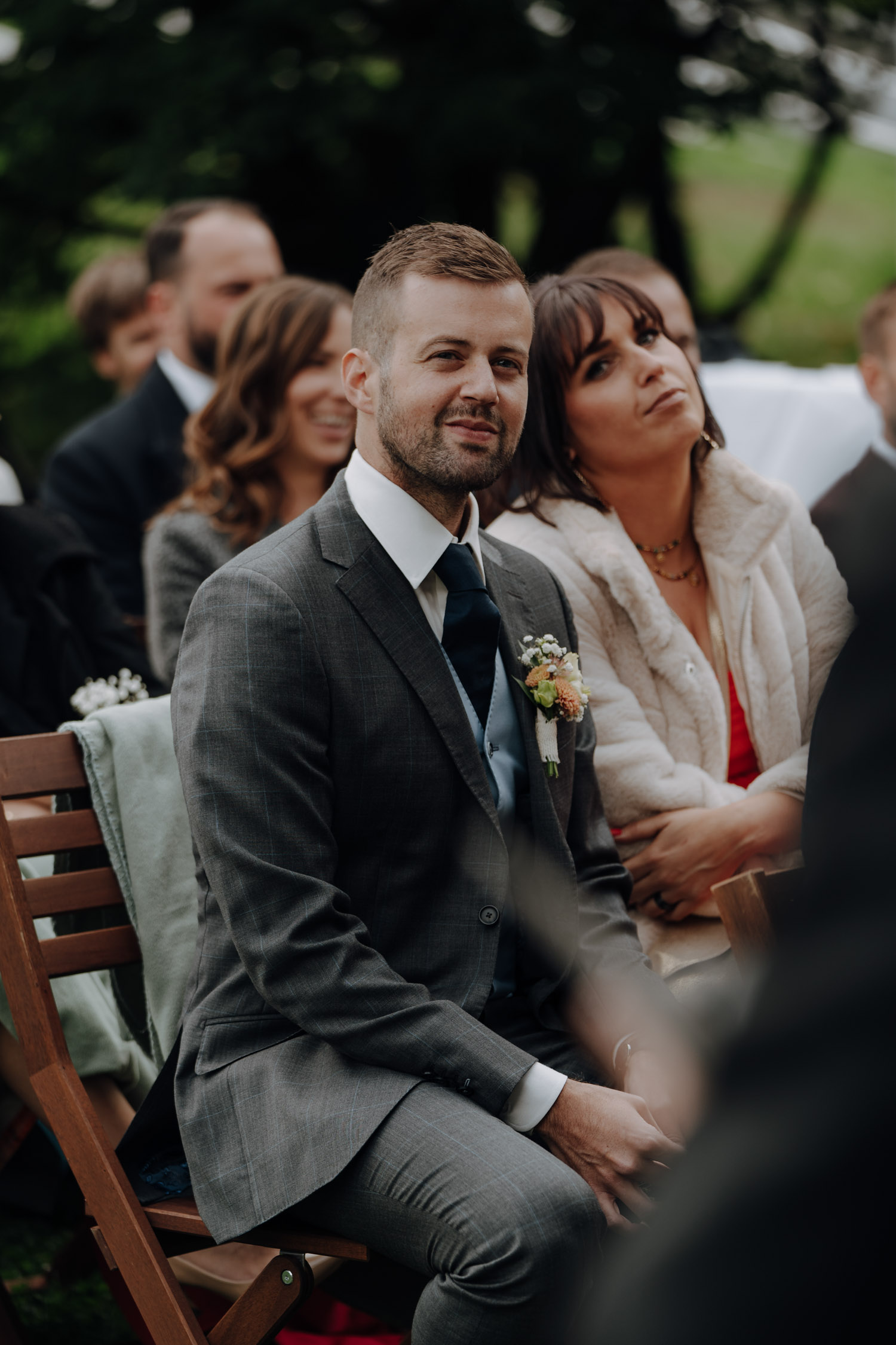 Gäste bei emotionaler freier Trauung einer Hochzeit im Restaurant Schöngrün in Bern fotografiert von bestem Hochzeitsfotograf Schweiz