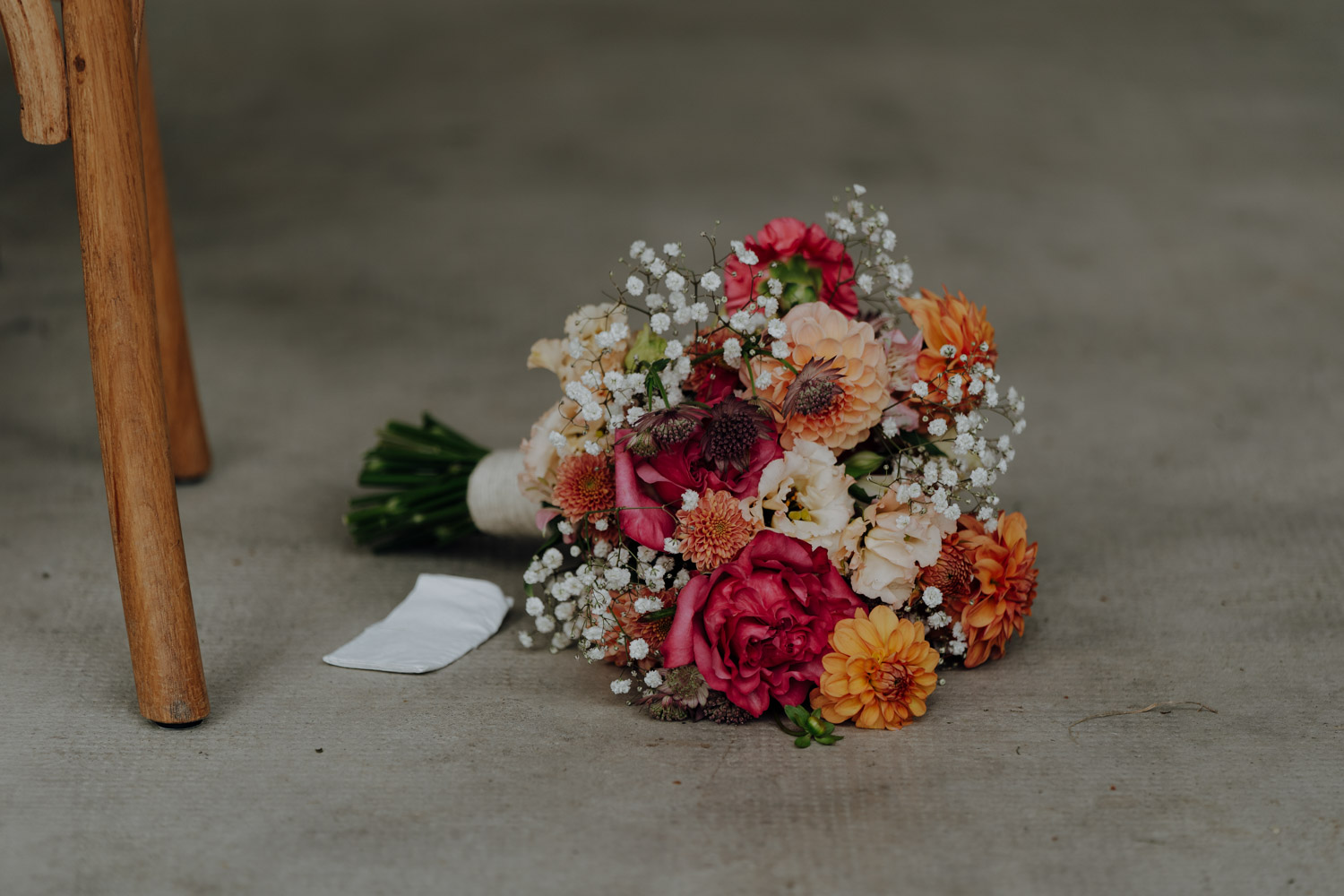 Brautstrauss und Taschentuch bei emotionaler Trauung Hochzeitsfotograf Schweiz