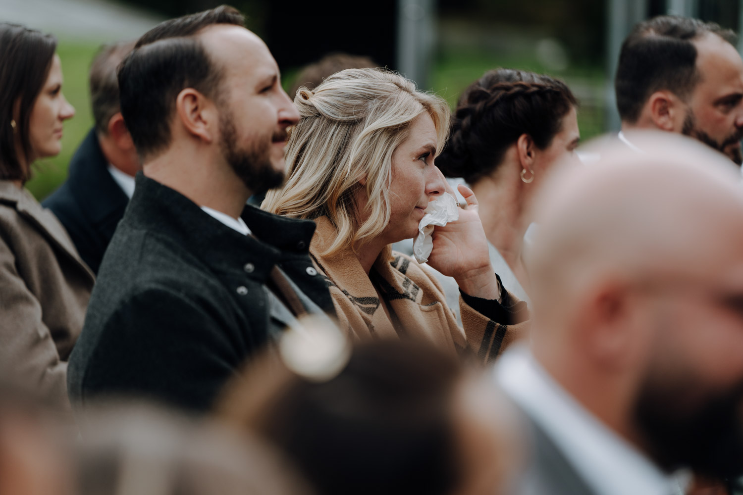 Gäste bei emotionaler freier Trauung einer Hochzeit im Restaurant Schöngrün in Bern fotografiert von bestem Hochzeitsfotograf Schweiz