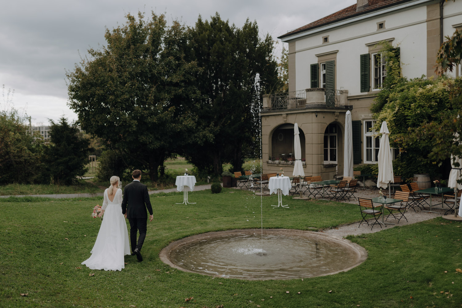 Braut und Bräutigam im Restaurant Schöngrün in Bern Schweiz Hochzeitsfotograf