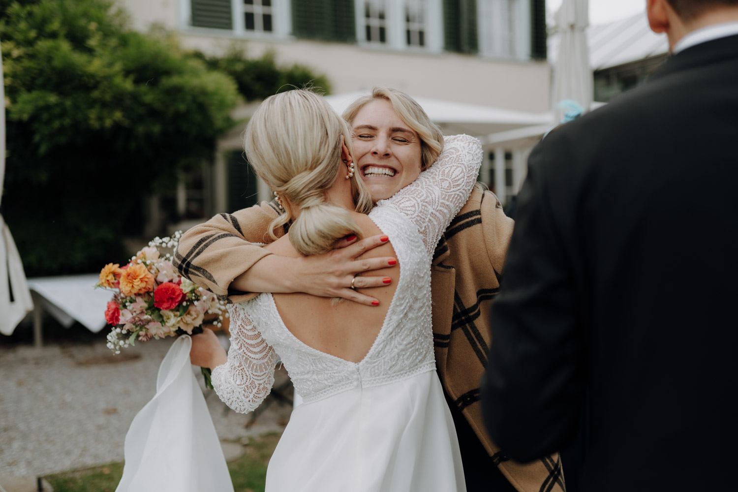 Emotionale Bilder von Gästen bei Hochzeit in Bern fotografiert vom besten Hochzeitsfotograf authentische ungestellte Bilder